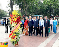 Lãnh đạo thành phố Hà Nội dâng hoa kỷ niệm 153 năm Ngày sinh V.I.Lênin